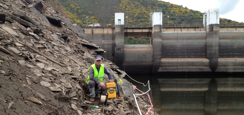 Study of slopes of a dam by Seismic refraction